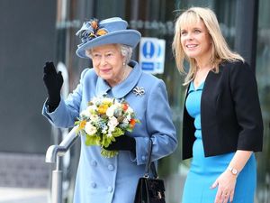 Gaya Ratu Elizabeth II yang Tidak Pernah Ganti Tas Selama 60 Tahun