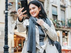 Kala Dian Sastro Berkencan dengan Galaxy S9+