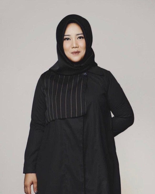 Warna gelap dengan potongan loose cocok dikenakan Risa Saraswati yang bertubuh sintal. Busana seperti ini akan menyiasati tampilan tubuh menjadi terlihat lebih ramping. Foto: Instagram Risa Sarasvati