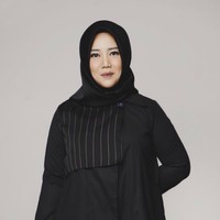 Warna gelap dengan potongan loose cocok dikenakan Risa Saraswati yang bertubuh sintal. Busana seperti ini akan menyiasati tampilan tubuh menjadi terlihat lebih ramping. Foto: Instagram Risa Sarasvati