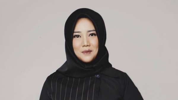 10 Gaya Hijab Risa Saraswati Penulis Danur yang Bikin Pangling