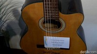 Diketahui, dalam lelang ini gitar Elek Yo Band milik Budi Karya memiliki nilai limit Rp 500 ribu dan uang jaminan Rp 150 ribu. Gitar ini sendiri merupakan salah satu kesayangan milik Budi Karya yang berharga. Maulan Gibrani/detikcom.