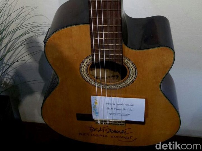 Menhub Budi Karya Sumadi mengikutkan salah satu barang koleksi kesayangannya untuk dilelang. Gitar salah satu personel Elek Yo Band itu laku terjual Rp 20 juta.