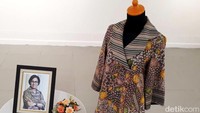 Baju batik milik Sri Mulyani itu laku dilelang dengan cara e-Auction atau lelang melalui internet.