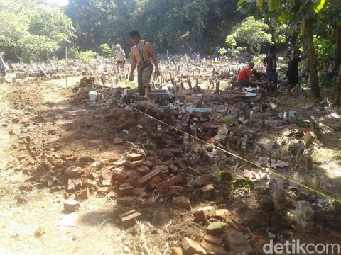Warga Kumpul Saksikan Pembongkaran Makam yang Diisukan Dirusak Lurah