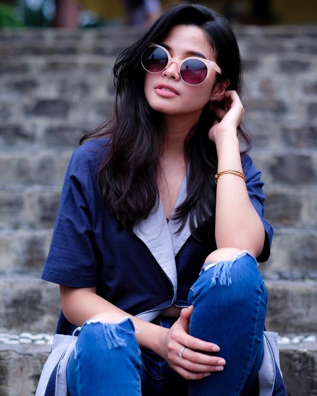 Tampil mengenakan kacamata, Rizka terlihat memesona. Foto: Instagram