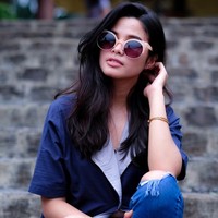 Tampil mengenakan kacamata, Rizka terlihat memesona. Foto: Instagram