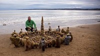 Ini James Brunt berada di sekitar karya yang berjudul Filey Beach. Foto: James Brunt/ Pribadi