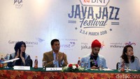 Direktur Bisnis Konsumer BNI Anggoro Eko Cahyo (kedua dari kiri) saat hadir dalam acara konferensi pers terkait penyelenggaraan BNI Java Jazz Festival 2018 di Hotel Borobudur, Jakarta, Rabu (28/2/2018).