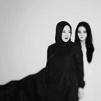 Risa Saraswati memutuskan berhijab di awal tahun 2018. Penulis novel Danur yang sukses difilmkan itu, selalu tampil sederhana tanpa banyak menggunakan aksesori. Foto: Instagram Risa Sarasvati