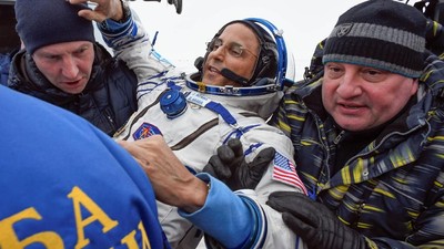 Foto: Ini 3 Astronot yang Mendarat Setelah 168 Hari di Luar Angkasa