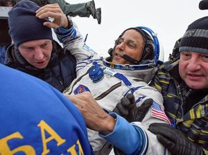 Foto: Ini 3 Astronot yang Mendarat Setelah 168 Hari di Luar Angkasa