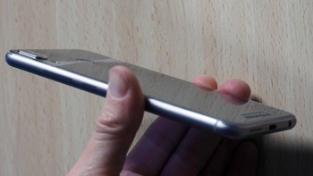 Tampilan Zenfone 5 dari samping kanan. Di sana telihat ada tombol fisik untuk volume dan daya. (foto: pocket-lint)