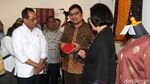 Sri Mulyani dan Budi Karya Lihat Barang-barang Pejabat yang Dilelang