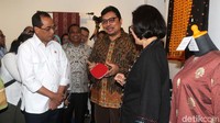 Salah satu barang yang dilihat Sri Mulyani ialah barang lelang milik Sekretaris Jendral Kementerian Keuangan Hadiyanto, yakni bet tenis meja. Bet tersebut dilelang dengan nilai limit Rp 1,5 juta dan uang jaminan Rp 500 ribu.