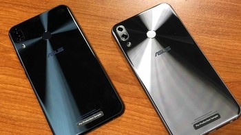 Kemiripan juga terlihat dari bagian belakang. Zenfone 5 membawa kamera ganda yang posisinya secara vertikal di samping kiri. Varian warnanya adalah Midnight Blue dan Meteor Silver. (foto:pocket-lint)