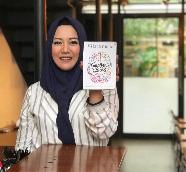 Bekerja sebagai PNS (Pegawai Negeri Sipil), Risa Saraswati juga masih aktif menulis novel. Ia baru saja meluncurkan novel terbarunya berjudul Ananta Prahadi. Foto: Instagram Risa Sarasvati