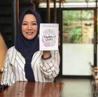 Bekerja sebagai PNS (Pegawai Negeri Sipil), Risa Saraswati juga masih aktif menulis novel. Ia baru saja meluncurkan novel terbarunya berjudul Ananta Prahadi. Foto: Instagram Risa Sarasvati