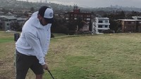 Kalau Joe surfing, Nick memilih main golf (nickjonas/Instagram)
