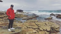 Nick Jonas juga sempat berkunjung ke Pantai Bondi bareng sang kakak (nickjonas/Instagram)