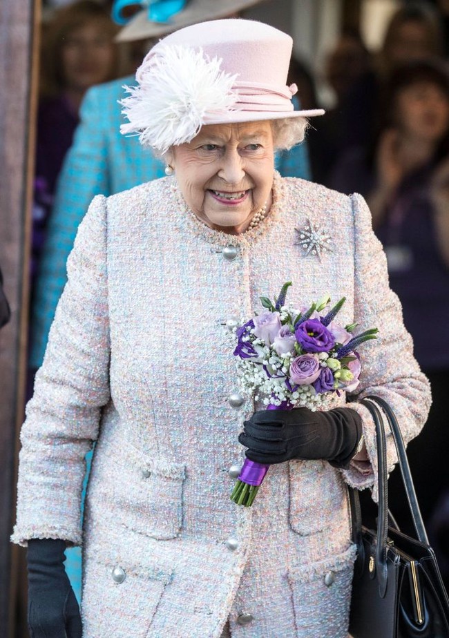 Masih soal tas, Ratu Elizabeth II menggunakannya bukan sekadar sebagai fashion statement saja. Menurut sejumlah sumber, Ratu Kerajaan Inggris tersebut memakainya untuk memberikan sinyal-sinyal tertentu kepada stafnya. Foto: Getty Images