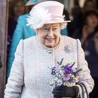 Masih soal tas, Ratu Elizabeth II menggunakannya bukan sekadar sebagai fashion statement saja. Menurut sejumlah sumber, Ratu Kerajaan Inggris tersebut memakainya untuk memberikan sinyal-sinyal tertentu kepada stafnya. Foto: Getty Images
