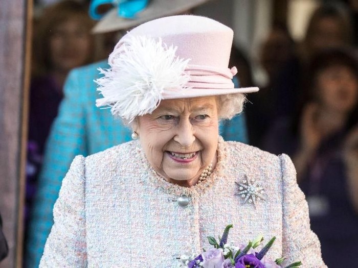 Ratu Elizabeth II MIDHURST, ENGLAND - NOVEMBER 30: Queen Elizabeth II visits the headquarters of the charity Canine Partnerson November 30, 2017 in Midhurst, England. (Photo by Richard Pohle - WPA Pool/Getty Images)