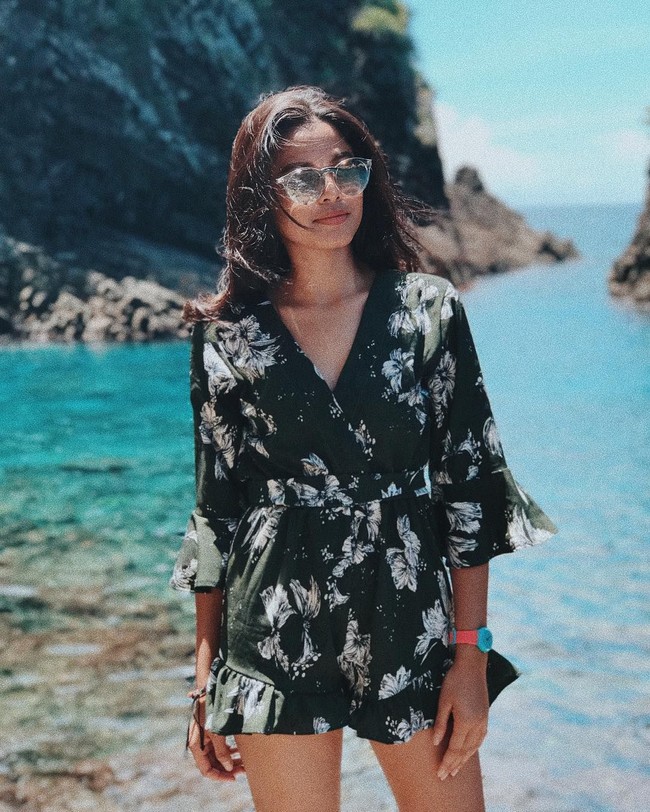 Mengenakan jumpsuit bercorak floral, Rizka pun tampak cantik Foto: Instagram