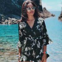 Mengenakan jumpsuit bercorak floral, Rizka pun tampak cantik Foto: Instagram