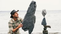 Adrian banyak melakukan rock balancing tak cuma di alam tapi juga untuk di rumah, kantor dan komersil. Foto: Pool