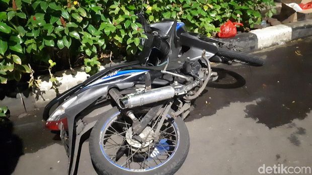 Motor menabrak mobil tahanan KPK di depan Pengadilan Tipikor Jakarta, Rabu (28/2/2018)