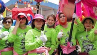 Di vihara, mereka pun menunggu sang Tatung untuk membukakan mata naga pink. Panas pun tidak menghalangi mereka untuk ikut serta (Randy/detikTravel)