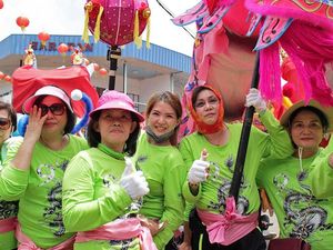 Barisan Wanita Pembawa Naga di Cap Go Meh Singkawang 2018