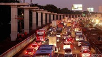 Kemacetan di Jakarta juga kian bertambah seiring dengan pembangunan infrastruktur yang dikerjakan bersamaan. Pada tahun 2017, Jakarta sebagai kota termacet di dunia naik menjadi posisi ke-12. Agung Pambudhy/detikcom.