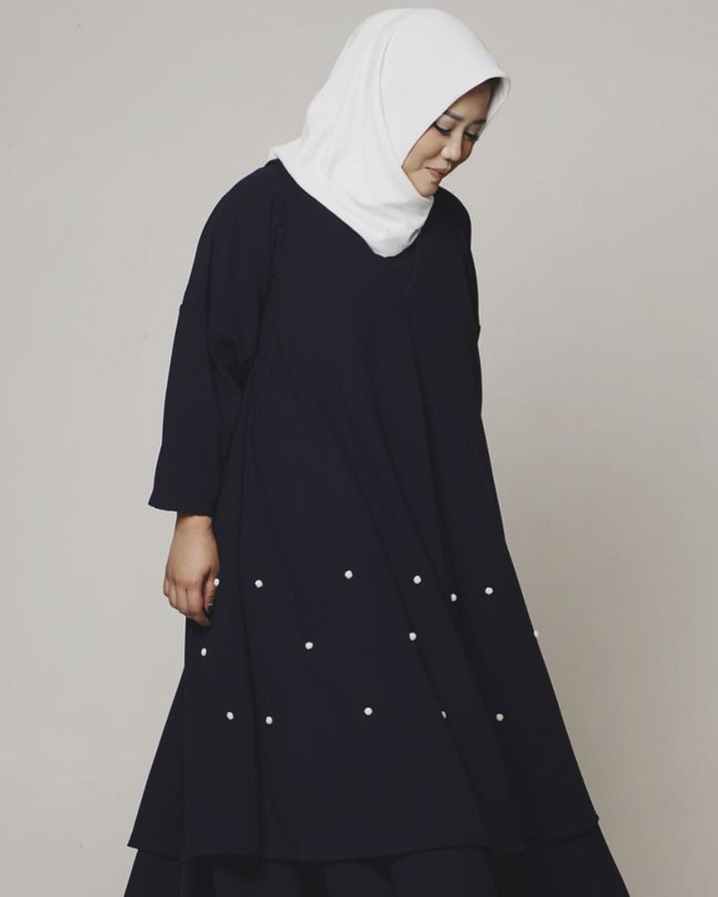 Belum lama memakai hijab, Risa Saraswati sudah terampil memadupadankan gaya hijab. Ia cenderung sering tampil dengan warna gelap dengan potongan busana yang boyish. Foto: Instagram Risa Sarasvati