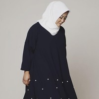 Belum lama memakai hijab, Risa Saraswati sudah terampil memadupadankan gaya hijab. Ia cenderung sering tampil dengan warna gelap dengan potongan busana yang boyish. Foto: Instagram Risa Sarasvati