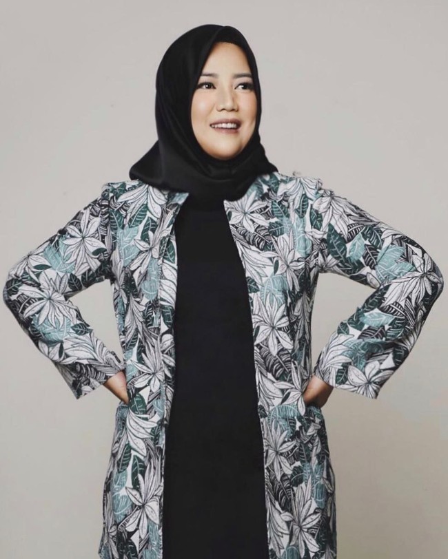 Gaya hijab Risa Saraswati juga sangat simple. Ia sering memakai hijab segi empat yang direkatkan dengan satu peniti di bawah dagu, lalu diikat ke belakang leher. Foto: Instagram Risa Sarasvati