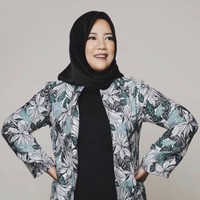 Gaya hijab Risa Saraswati juga sangat simple. Ia sering memakai hijab segi empat yang direkatkan dengan satu peniti di bawah dagu, lalu diikat ke belakang leher. Foto: Instagram Risa Sarasvati