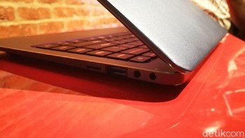 Untuk harganya sendiri, Zyrex membanderol laptop ini dengan harga norma Rp 3.299.000. Namun, pada hari ini Zyrex dan JD.ID menggelar flash sale seharga Rp 2.999.000. Foto: Muhammad Alif Goenawan/detikINET