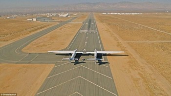 Paul Allen membangun pesawat ini bukan untuk keperluan komersil, melainkan untuk mengangkut roket hingga ke lapisan stratosfer, untuk kemudian diluncurkan di atas sana. Foto: Stratolaunch