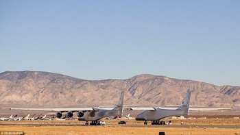 Rentang sayap pesawat ini mencapai 117 meter, lebih panjang dari sebuah lapangan sepakbola. Tinggi pesawatnya mencapai 15 meter. Foto: Stratolaunch