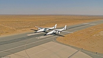 Pesawat ini rencananya akan diterbangkan pertama kali pada tahun 2019 mendatang. Foto: Stratolaunch