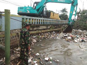 Alat Berat Keruk Sampah Menumpuk di Sungai Cikeruh Bojongsoang