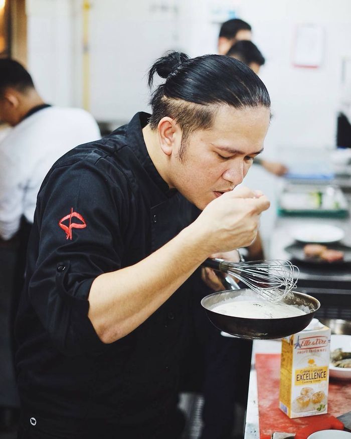 10 Gaya Santai Chef Chandra Yudasswara Menikmati Makanan