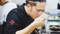 Chef Chandra Yudasswara sering membagikan momen seru lewat instagramnya @chefchandra_y. Agar yakin rasa makanannya enak, ia mencicip dulu rasanya sebelum disajikan. Sudah enak belum chef? Foto: Instagram