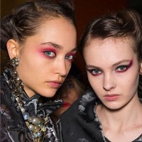 Makeup artist Tom Pecheux bermain dengan eyeshadow warna merah dalam fashion show Antonio Marras. Eyeshadow merah dibuat dengan efek smokey eyes. Makeup ini memberikan kesan gothic namun tetap modern.  Foto: Getty Images