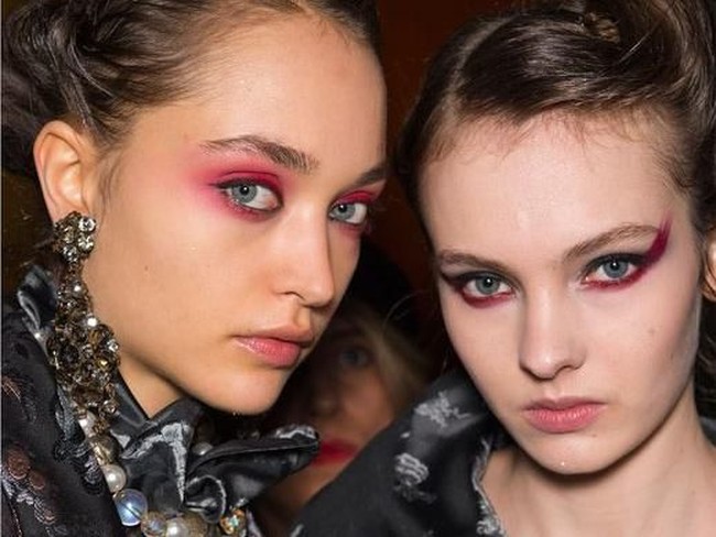 Makeup artist Tom Pecheux bermain dengan eyeshadow warna merah dalam fashion show Antonio Marras. Eyeshadow merah dibuat dengan efek smokey eyes. Makeup ini memberikan kesan gothic namun tetap modern.  Foto: Getty Images
