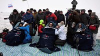 Foto bersama kru pendaratan dengan ketiga astronot (Foto: Dok. REUTERS/Alexander Nemenov/Pool)
