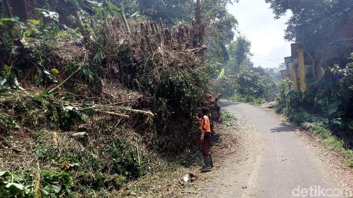 Material Longsor Tutup Separuh Jalan Alternatif Ambarawa-Bandungan