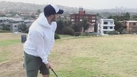 Di sana memang tersedia area golf dengan pemandangan Pantai Bondi yang cantik (nickjonas/Instagram)